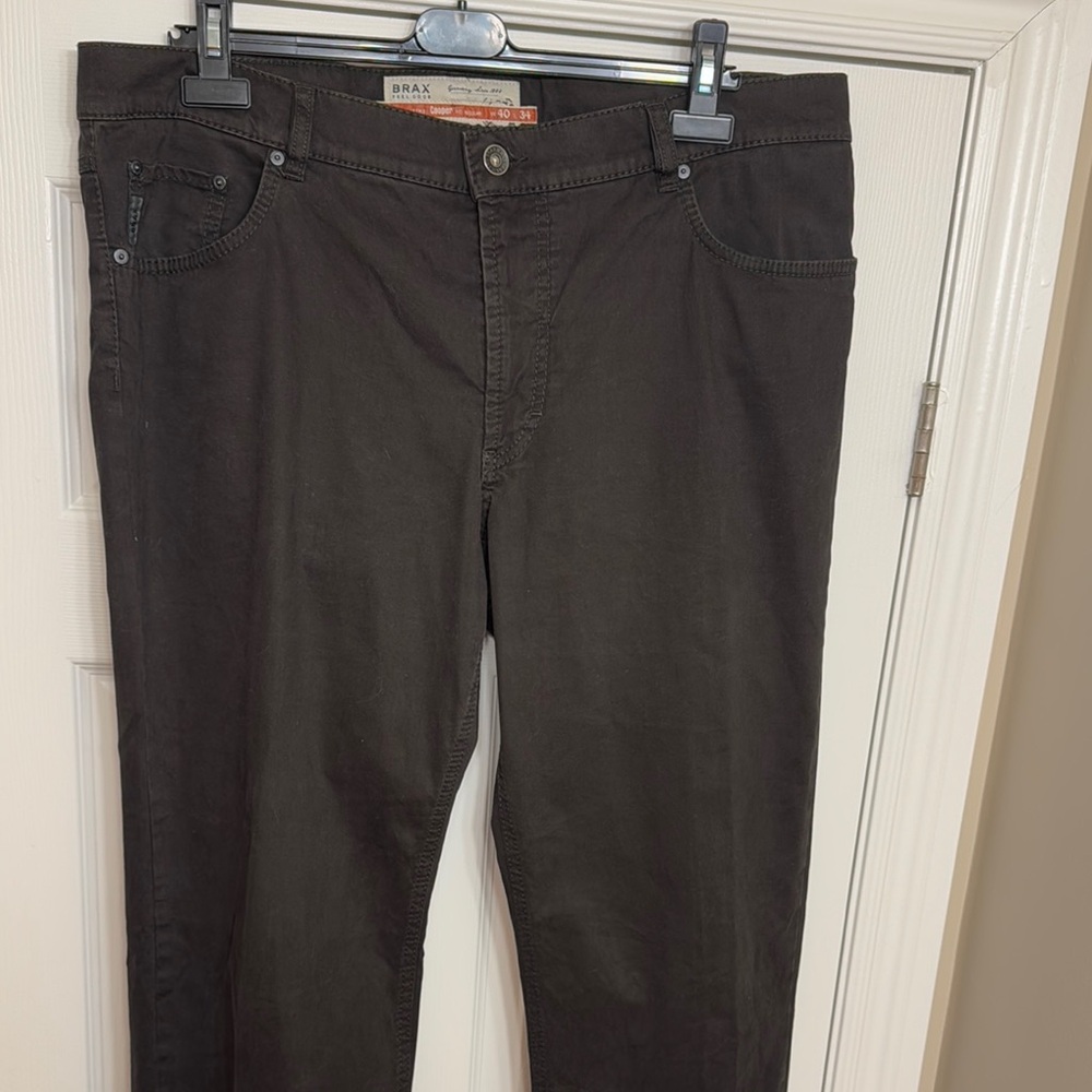 Slim Black Jeans for a Modern Look